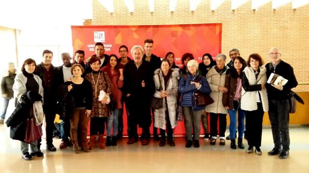 Encuentro del escritor Julio Llamazares en la Universidad de La Rioja con nuestros estudiantes y los del Centro Plus Ultra UR con motivo de CUÉNTALO. :: UR