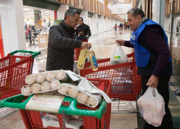 Momento de la Gran Recogida, ayer, en el Alcampo. :: díaz uriel