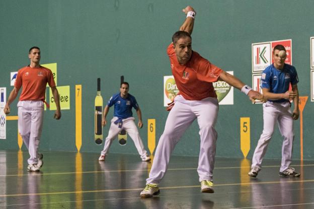 Olaizola busca la pelota durante el encuentro disputado ayer en Estella. ::