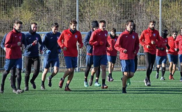 Los jugadores del Calahorra calientan en un entrenamiento de esta semana. 