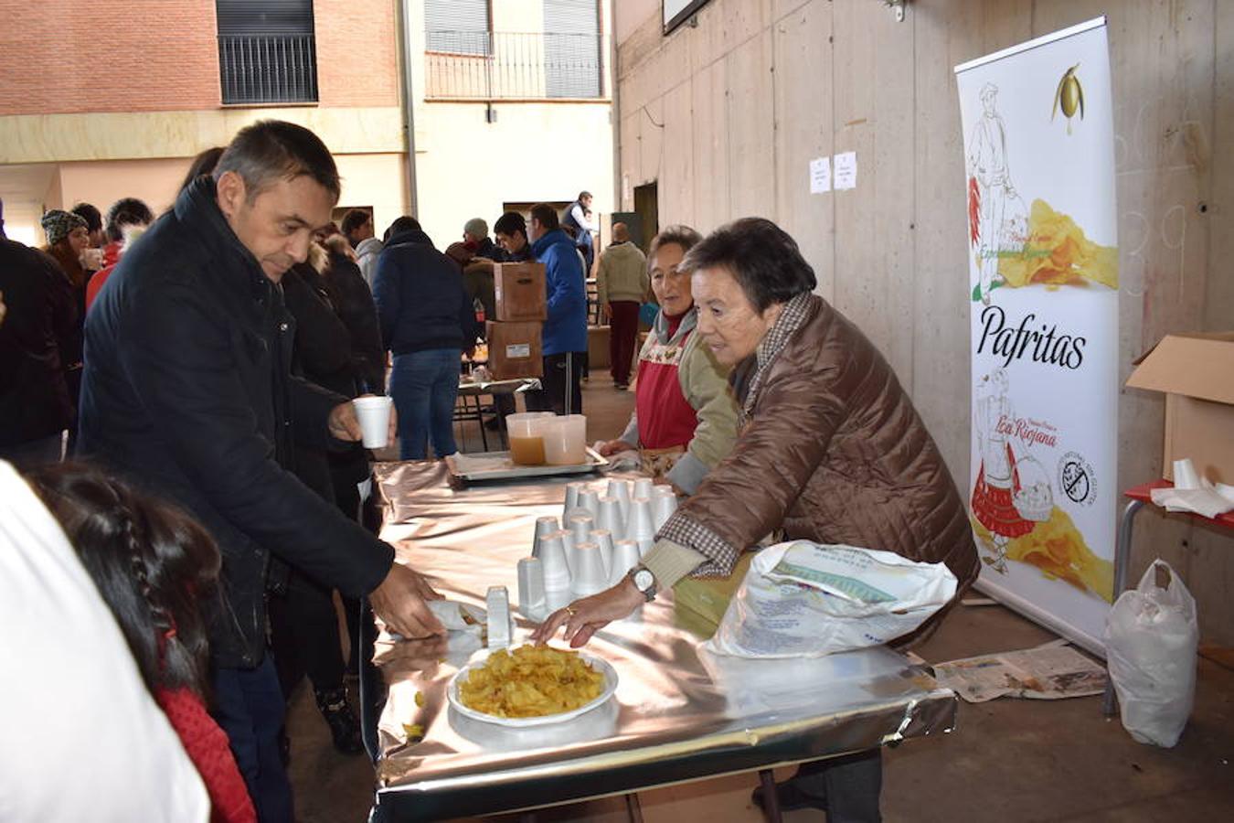 Fantástico ambiente en el frontón de Sorzano con motivo del mercadillo local y de la puesta en escena del belén mecánico. Niños y mayores han disfrutado de la animación en la localidad ubicada en las faldas de Moncalvillo.