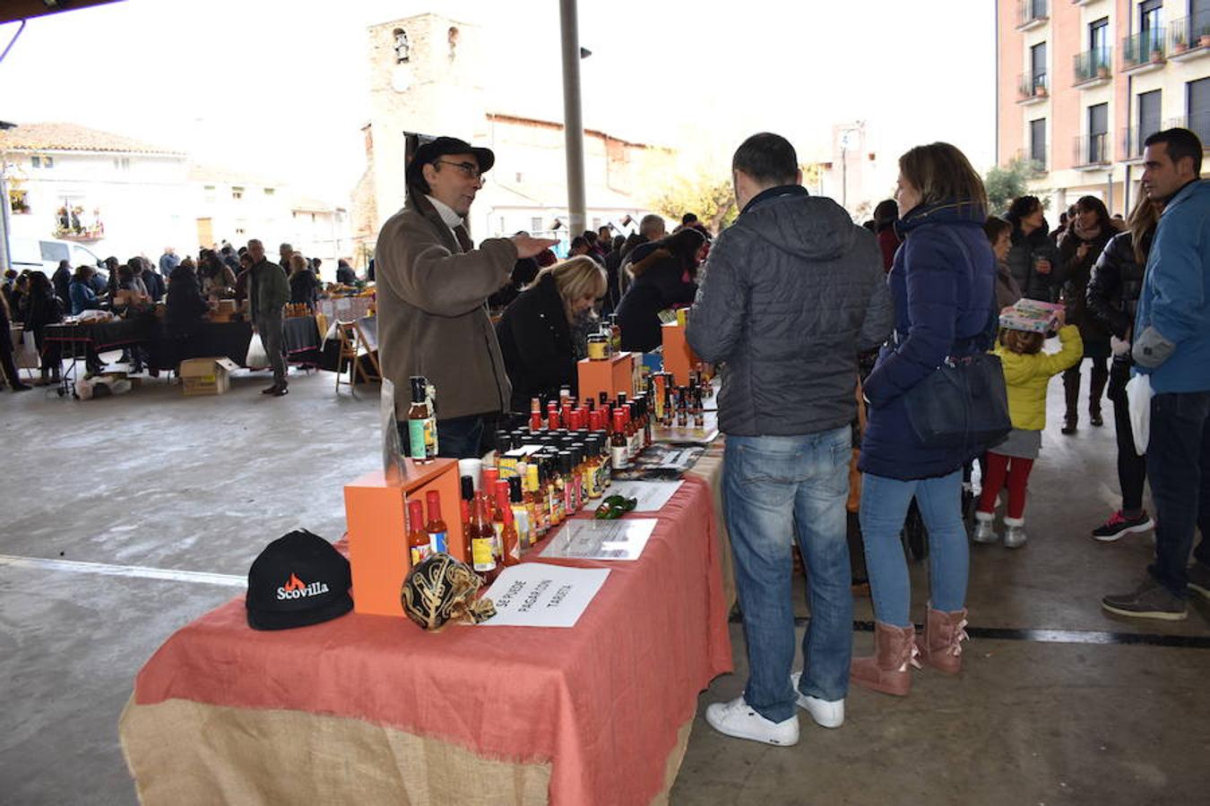 Fantástico ambiente en el frontón de Sorzano con motivo del mercadillo local y de la puesta en escena del belén mecánico. Niños y mayores han disfrutado de la animación en la localidad ubicada en las faldas de Moncalvillo.