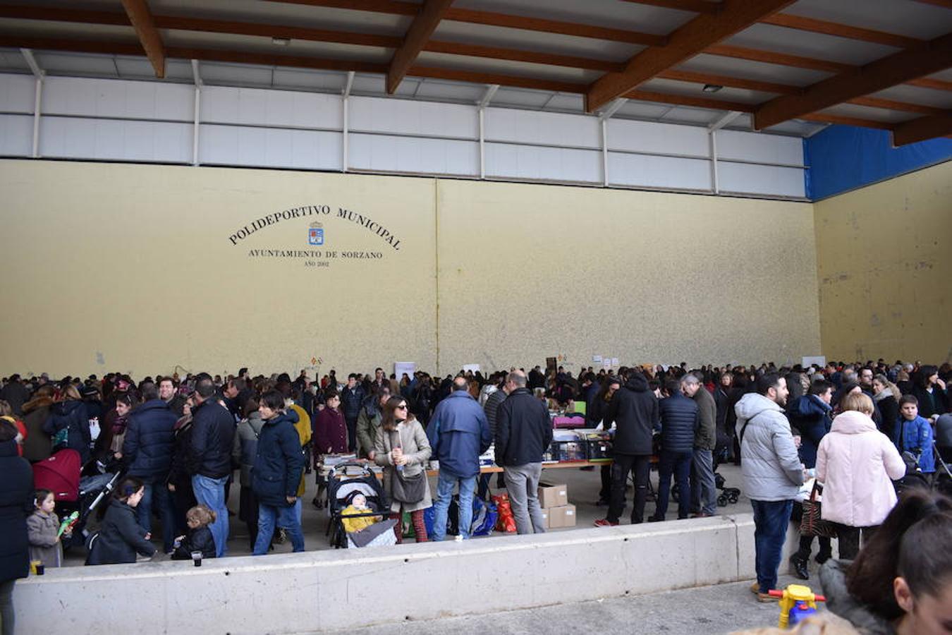 Fantástico ambiente en el frontón de Sorzano con motivo del mercadillo local y de la puesta en escena del belén mecánico. Niños y mayores han disfrutado de la animación en la localidad ubicada en las faldas de Moncalvillo.