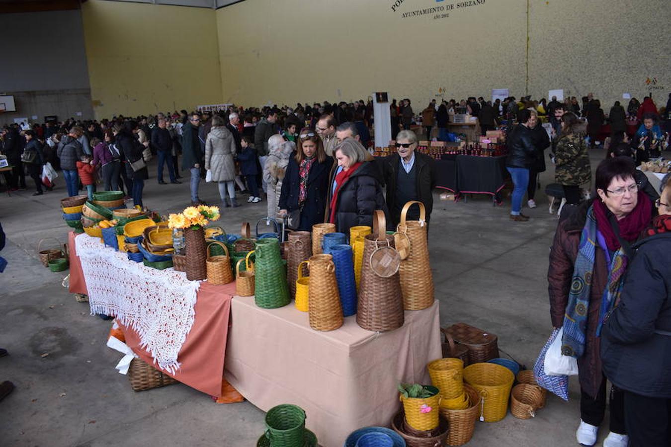 Fantástico ambiente en el frontón de Sorzano con motivo del mercadillo local y de la puesta en escena del belén mecánico. Niños y mayores han disfrutado de la animación en la localidad ubicada en las faldas de Moncalvillo.