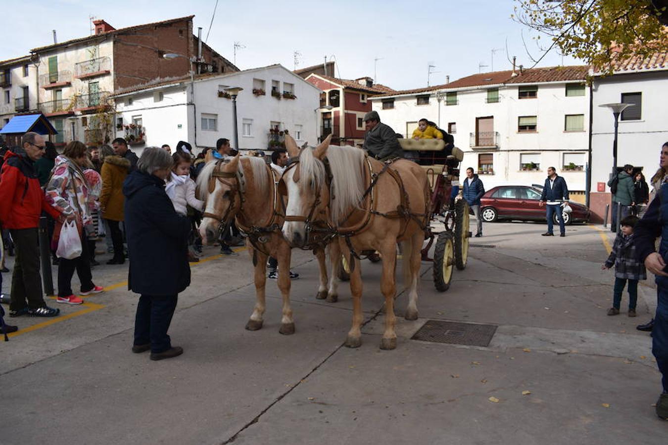 Fantástico ambiente en el frontón de Sorzano con motivo del mercadillo local y de la puesta en escena del belén mecánico. Niños y mayores han disfrutado de la animación en la localidad ubicada en las faldas de Moncalvillo.