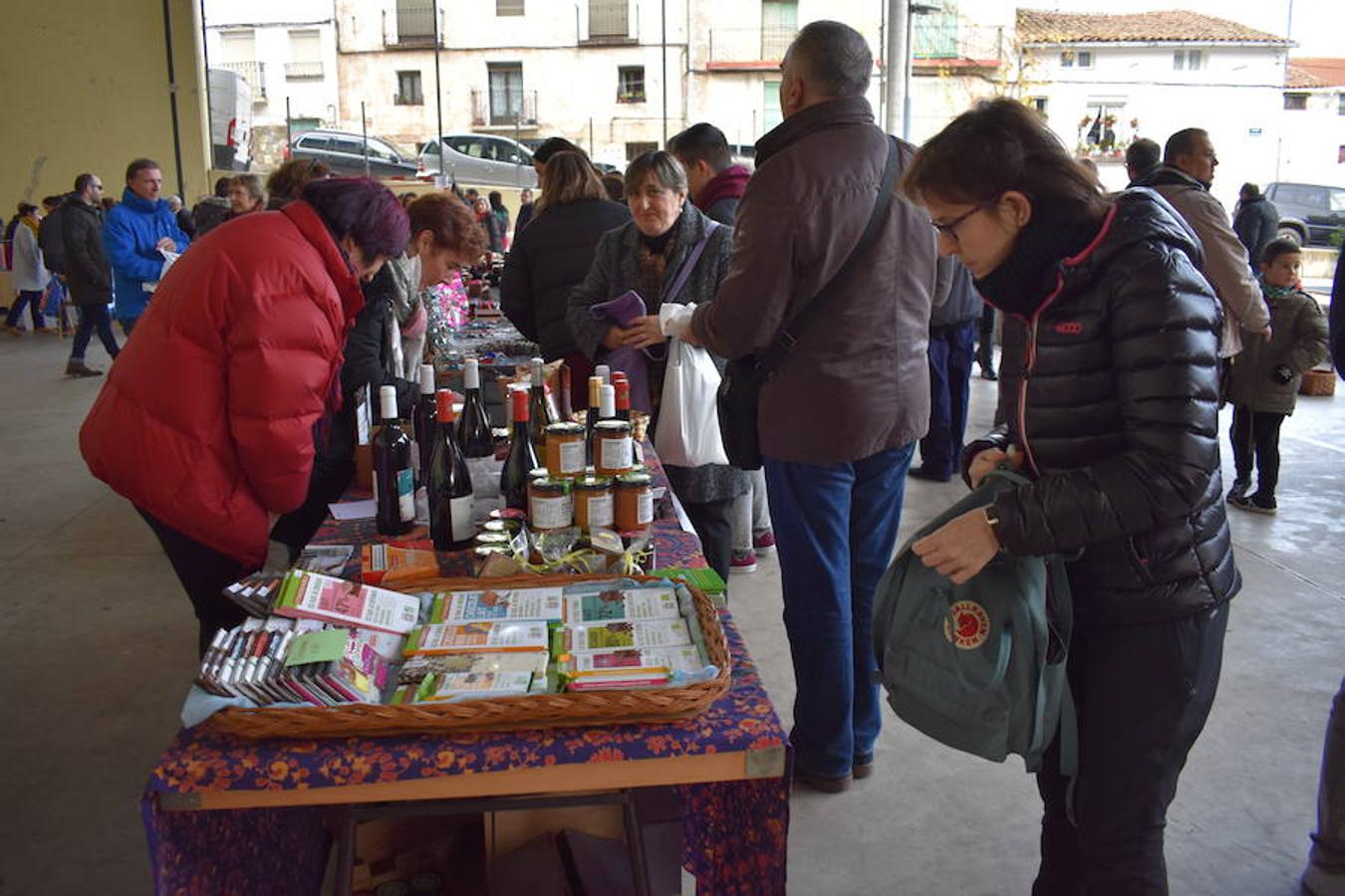 Fantástico ambiente en el frontón de Sorzano con motivo del mercadillo local y de la puesta en escena del belén mecánico. Niños y mayores han disfrutado de la animación en la localidad ubicada en las faldas de Moncalvillo.
