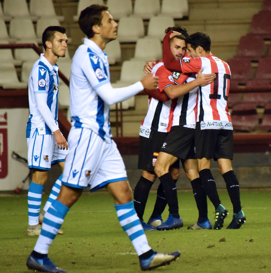 La UDL recuperó un punto en el partido jugado ayer en Las Gaunas contra la Real Sociedad B. El 1-1 llegó gracias a un cabezazo de Ander Vitoria en un córner tras el tempranero tanto guipuzcoano.