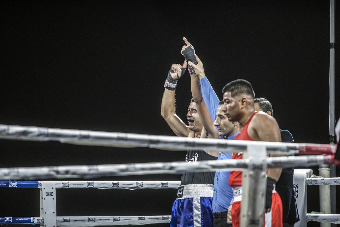 El púgil local Jorge 'Tiburón' Vallejo y el nicaragüense Michael Mora protagonizaron una velada de boxeo a la que asistieron cerca de quinientos espectadores 