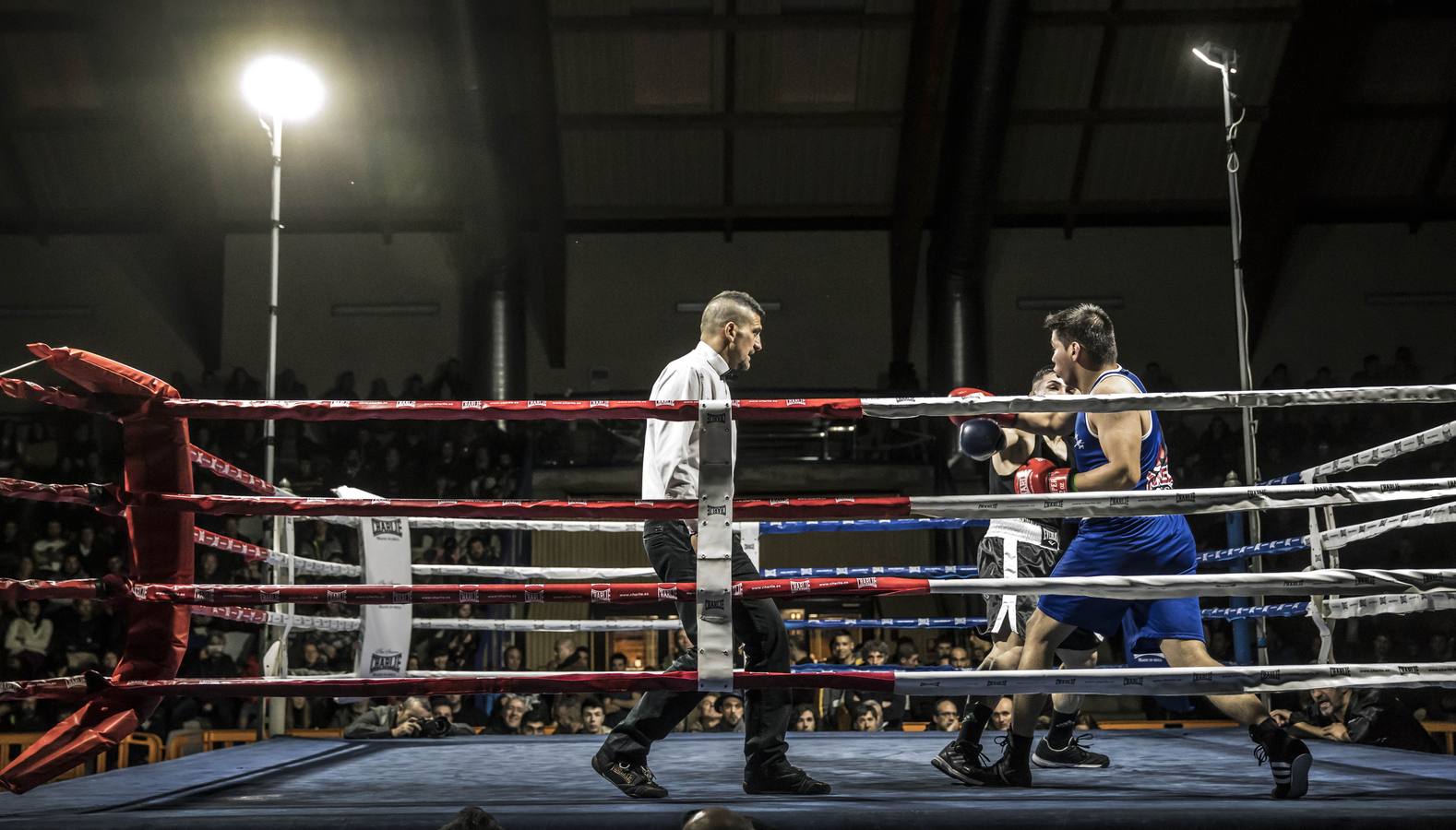 El púgil local Jorge 'Tiburón' Vallejo y el nicaragüense Michael Mora protagonizaron una velada de boxeo a la que asistieron cerca de quinientos espectadores 