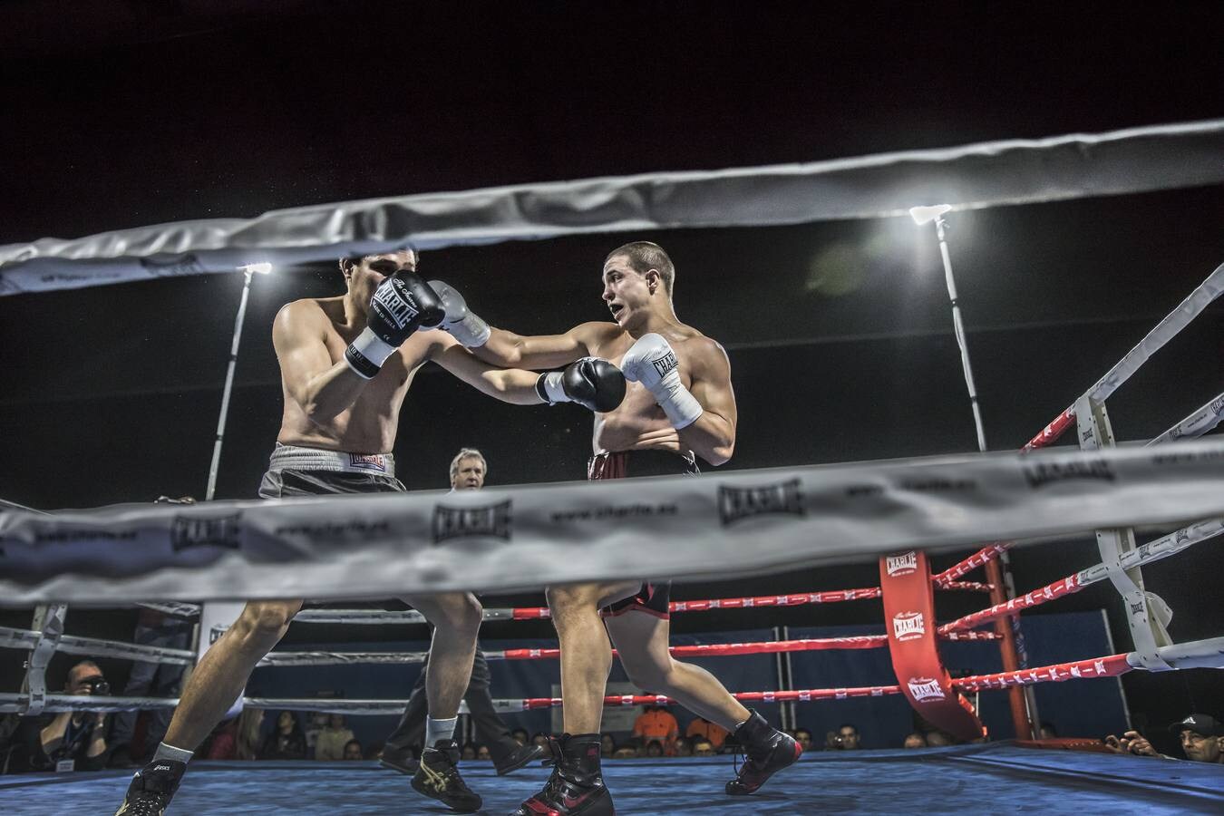 El púgil local Jorge 'Tiburón' Vallejo y el nicaragüense Michael Mora protagonizaron una velada de boxeo a la que asistieron cerca de quinientos espectadores 