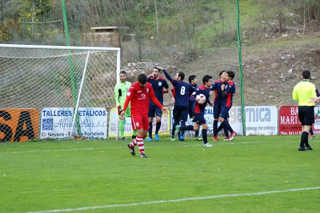 Arnáez hace un gesto cómplice de dedicatoria del gol. :: 