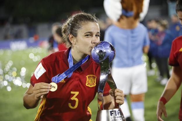 Ana Tejada besa el trofeo que distingue a España como campeón del Mundo-sub-17 tras la final. :: efe