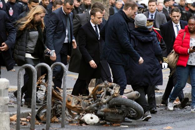 El presidente Macron recorrió ayer a pie la avenida Kléber, escenario destacado de los episodios de guerrilla urbana en París. :: efe