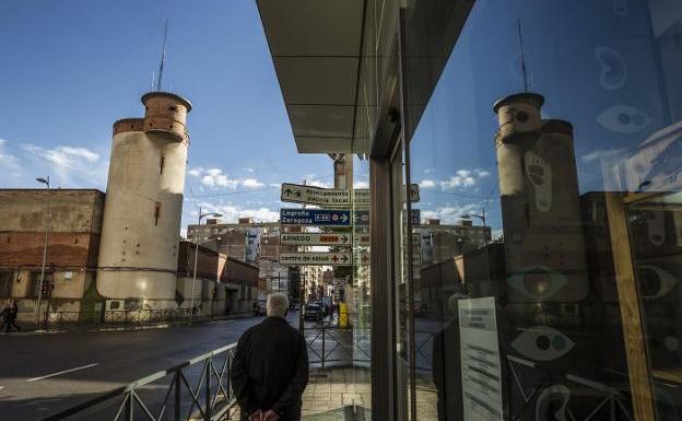 Fachada principal del cuartel de la Guardia Civil en la calle Bebricio.