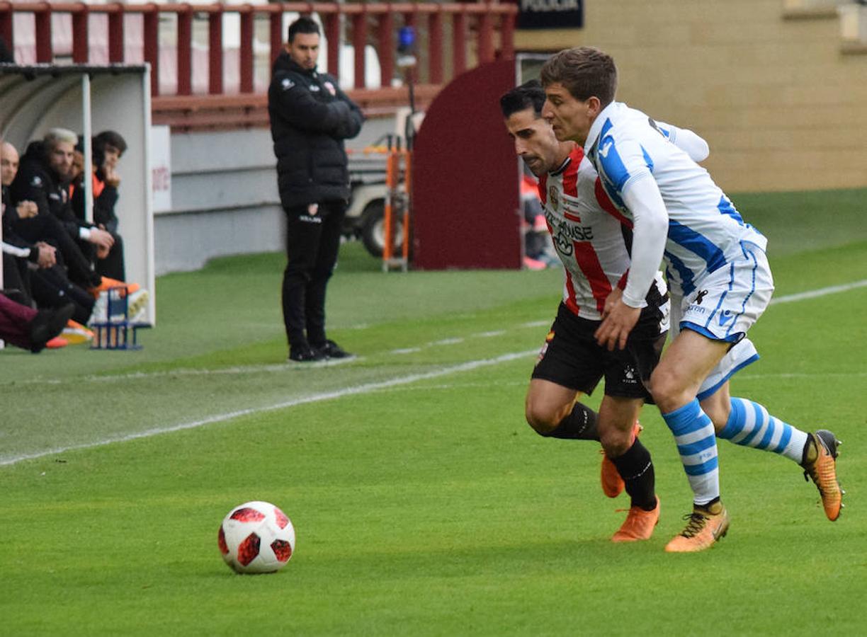 La UDL recuperó un punto en el partido jugado ayer en Las Gaunas contra la Real Sociedad B. El 1-1 llegó gracias a un cabezazo de Ander Vitoria en un córner tras el tempranero tanto guipuzcoano.