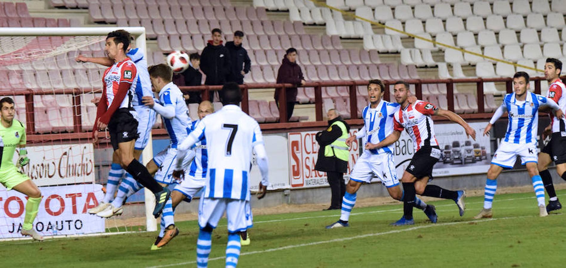 La UDL recuperó un punto en el partido jugado ayer en Las Gaunas contra la Real Sociedad B. El 1-1 llegó gracias a un cabezazo de Ander Vitoria en un córner tras el tempranero tanto guipuzcoano.