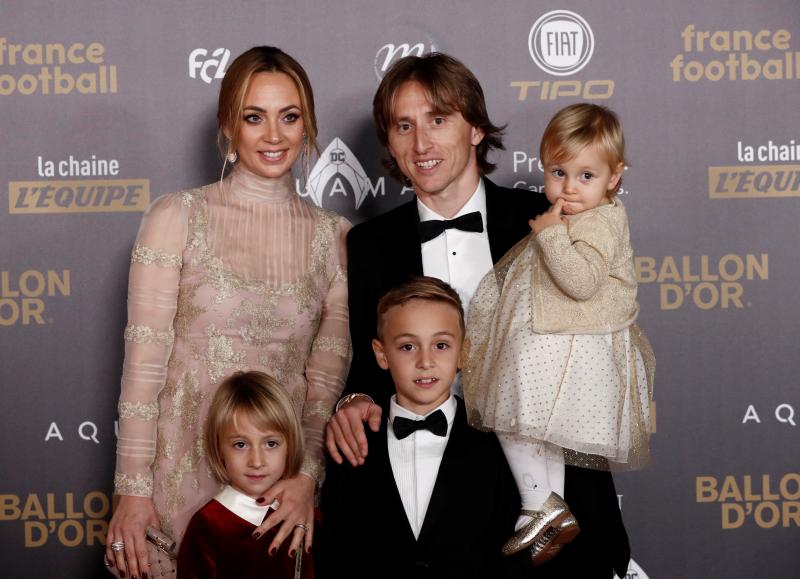 Luka Modric, ganador del Balón de Oro, junto a su esposa e hijos.