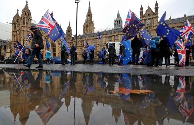 Partidarios de la permanencia de Reino Unido en la UE hacen guardia ante el Parlamento de Westminster. :: Daniel LEAL-OLIVAS / AFP
