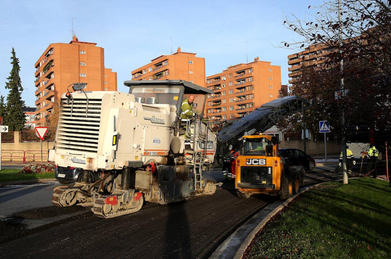 Desde hora temprana han dado comienzo en Logroño las obras de reparación del asfalto de Avenida de Madrid toda vez que las quejas vecinales han forzado a la reparación de un tramo que no es único por su grado de deterioro en la ciudad.