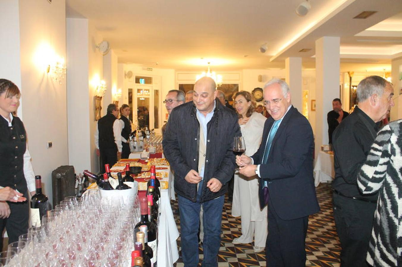 El renovado Café Suizo de Haro abrió anoche sus puertas con la alegría de la reapertura y la ilusión por seguir siendo uno de los referentes de la animación de la localidad jarrera.