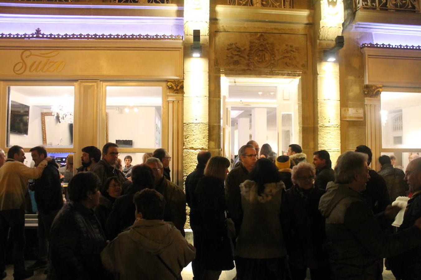 El renovado Café Suizo de Haro abrió anoche sus puertas con la alegría de la reapertura y la ilusión por seguir siendo uno de los referentes de la animación de la localidad jarrera.