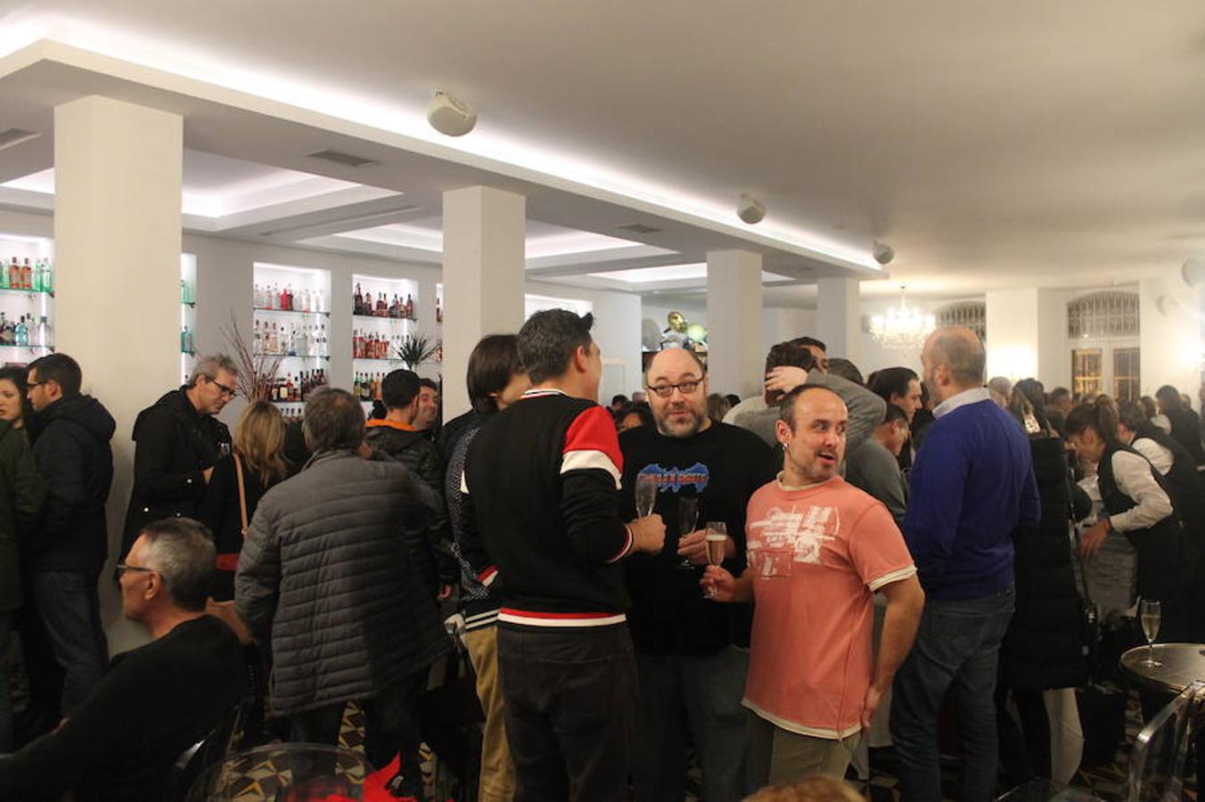 El renovado Café Suizo de Haro abrió anoche sus puertas con la alegría de la reapertura y la ilusión por seguir siendo uno de los referentes de la animación de la localidad jarrera.