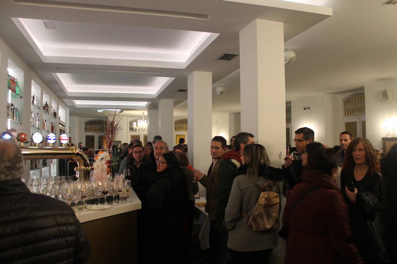 El renovado Café Suizo de Haro abrió anoche sus puertas con la alegría de la reapertura y la ilusión por seguir siendo uno de los referentes de la animación de la localidad jarrera.