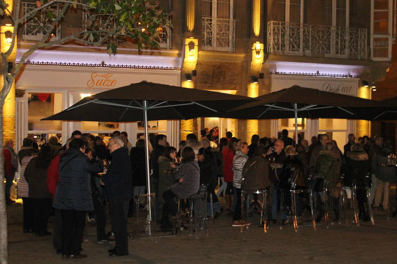 El renovado Café Suizo de Haro abrió anoche sus puertas con la alegría de la reapertura y la ilusión por seguir siendo uno de los referentes de la animación de la localidad jarrera.