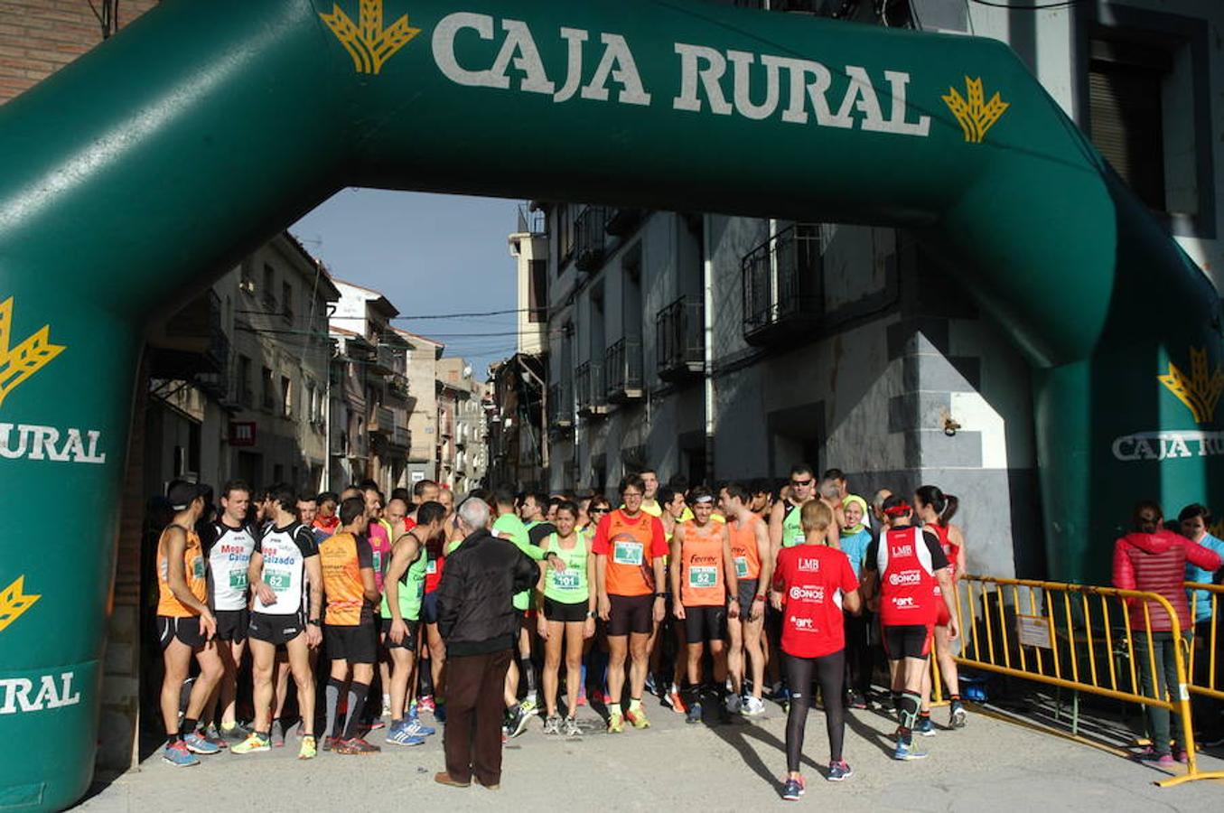 VI carrera 'Entre Dinosaurios Villa de Igea celebrada el domingo pasado por una ruta de más de 10 kilómetros campo a través en la que participaron 119 atletas. También hubo pruebas para niños en el casco urbano en las que compitieron 55 chavales.