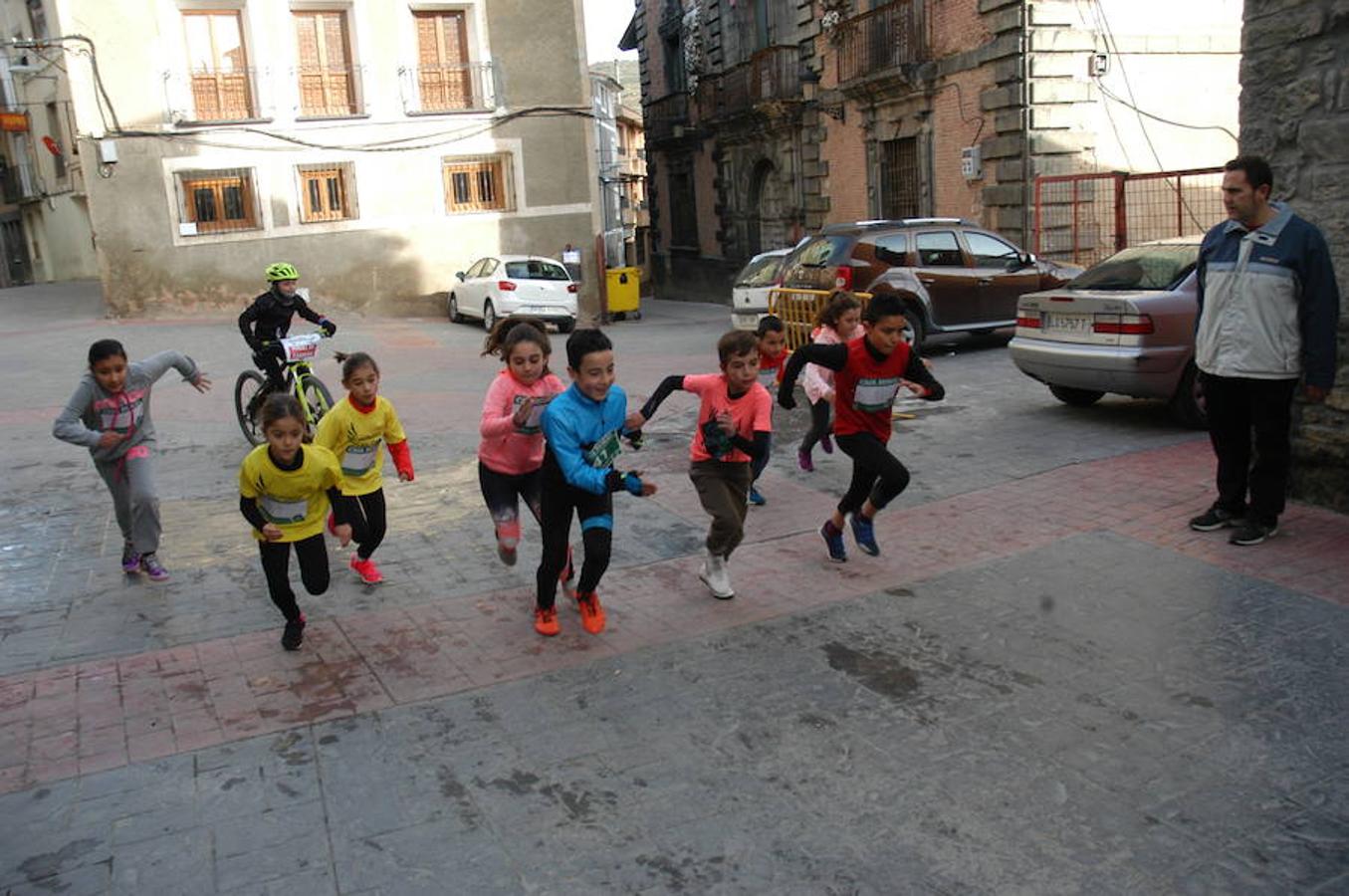 VI carrera 'Entre Dinosaurios Villa de Igea celebrada el domingo pasado por una ruta de más de 10 kilómetros campo a través en la que participaron 119 atletas. También hubo pruebas para niños en el casco urbano en las que compitieron 55 chavales.