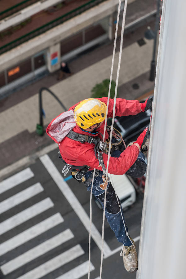 Valor, control, osadía... No es un trabajo apto para pusilánimes. Colgados de una cuerda por un arnés José Miguel y Cosmin reparan las losas del edificio Torre Blanca de Logroño desde donde se perfila la silueta de una fachada de 70 metros. 