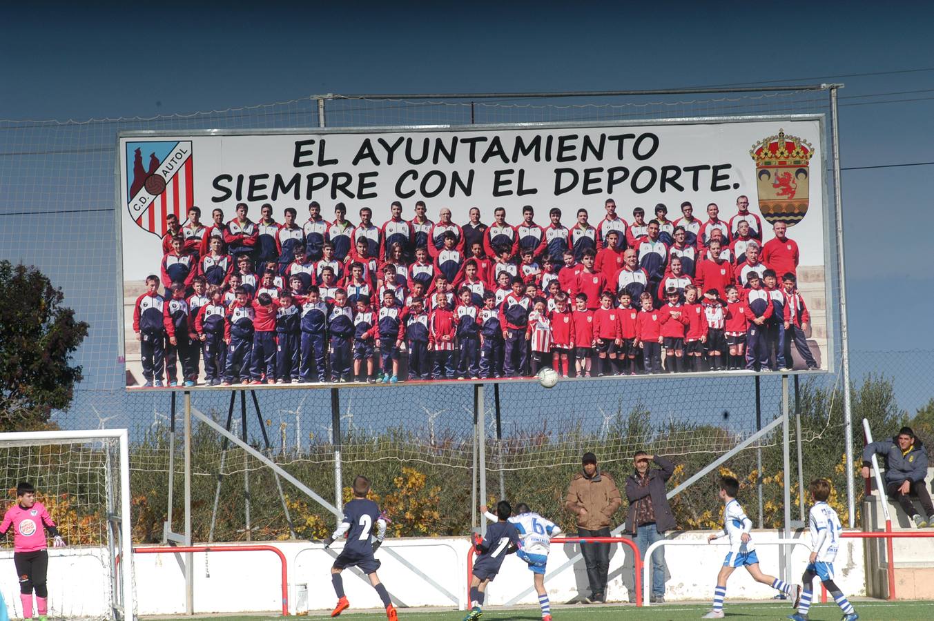 XXI torneo de fútbol base Villa de Autol que ha comenzado este jueves y durará hasta el domingo. Participan 99 equipos, 1.300 chavales de 30 clubes de La Rioja y Navarra.