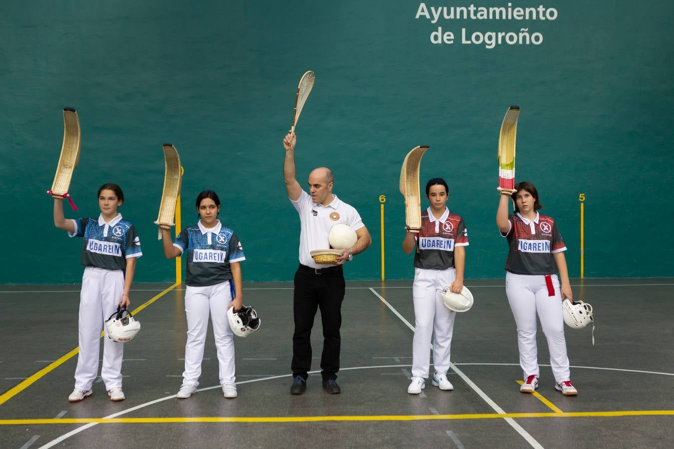 Hace muchos años, el frontón de Las Gaunas era la sede de los amantes logroñeses a la cesta punta, modalidad que acabó por desaparecer. Este jueves, abrió de nuevo sus puertas a la cesta, con varios partidos de exhibición, tanto masculinos como femeninos, y luego, quienes quisiero, pudieron probar a la velocidad que viaja el cuero.