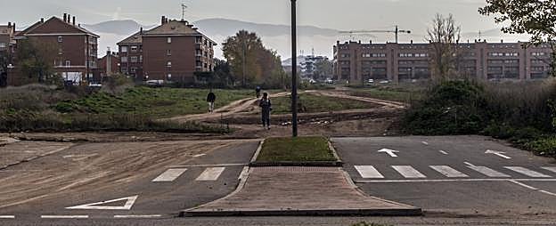 Terrenos por donde debería prolongarse avenida de la Sierra vistos desde la calle Sequoias, ayer, con vecinos de uno y otro lado atravesando campo a través. 