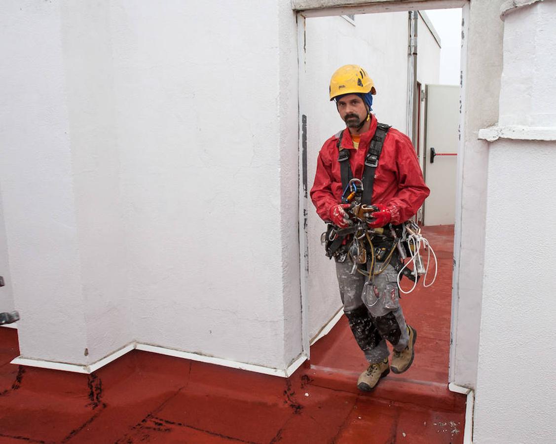 Valor, control, osadía... No es un trabajo apto para pusilánimes. Colgados de una cuerda por un arnés José Miguel y Cosmin reparan las losas del edificio Torre Blanca de Logroño desde donde se perfila la silueta de una fachada de 70 metros. 