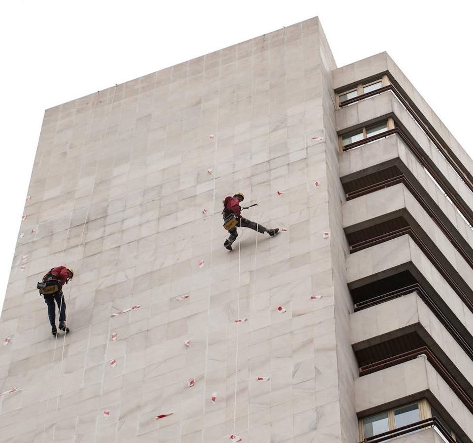 Valor, control, osadía... No es un trabajo apto para pusilánimes. Colgados de una cuerda por un arnés José Miguel y Cosmin reparan las losas del edificio Torre Blanca de Logroño desde donde se perfila la silueta de una fachada de 70 metros. 