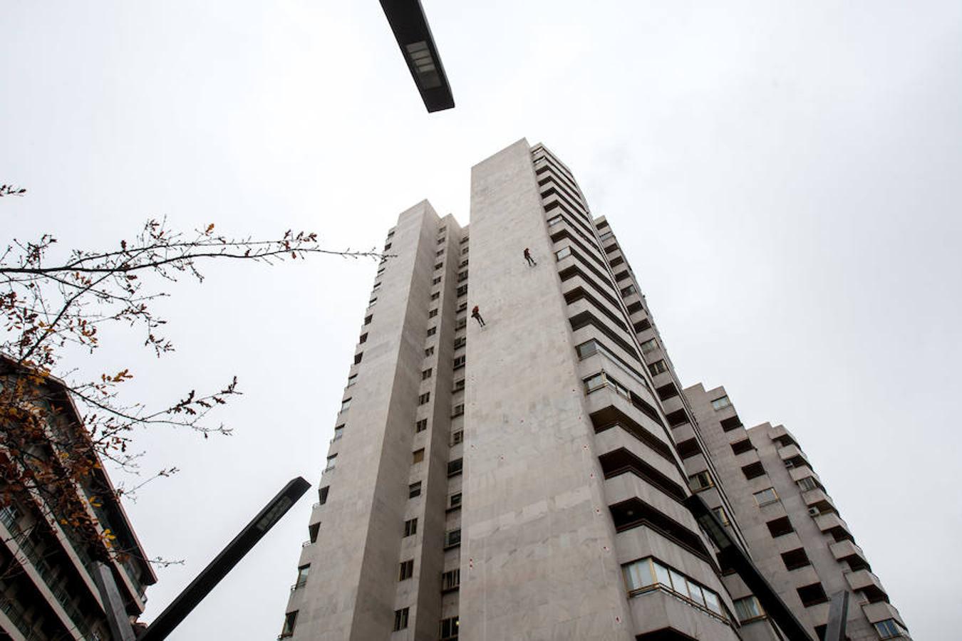 Valor, control, osadía... No es un trabajo apto para pusilánimes. Colgados de una cuerda por un arnés José Miguel y Cosmin reparan las losas del edificio Torre Blanca de Logroño desde donde se perfila la silueta de una fachada de 70 metros. 