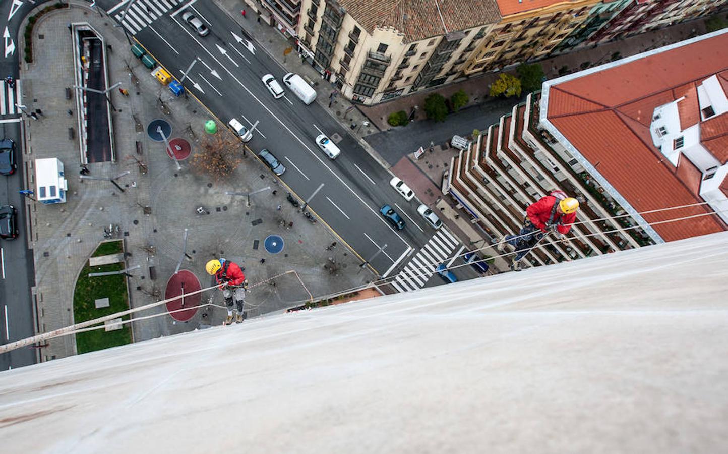 Valor, control, osadía... No es un trabajo apto para pusilánimes. Colgados de una cuerda por un arnés José Miguel y Cosmin reparan las losas del edificio Torre Blanca de Logroño desde donde se perfila la silueta de una fachada de 70 metros. 