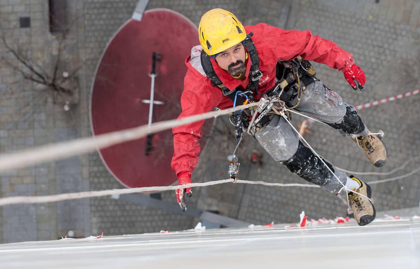 Valor, control, osadía... No es un trabajo apto para pusilánimes. Colgados de una cuerda por un arnés José Miguel y Cosmin reparan las losas del edificio Torre Blanca de Logroño desde donde se perfila la silueta de una fachada de 70 metros. 