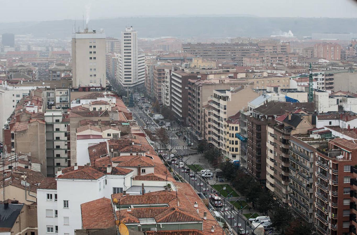 Valor, control, osadía... No es un trabajo apto para pusilánimes. Colgados de una cuerda por un arnés José Miguel y Cosmin reparan las losas del edificio Torre Blanca de Logroño desde donde se perfila la silueta de una fachada de 70 metros. 