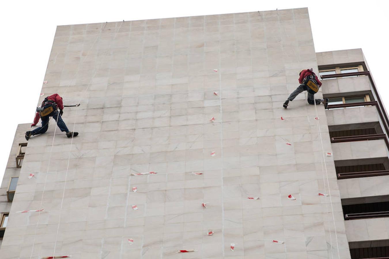 Valor, control, osadía... No es un trabajo apto para pusilánimes. Colgados de una cuerda por un arnés José Miguel y Cosmin reparan las losas del edificio Torre Blanca de Logroño desde donde se perfila la silueta de una fachada de 70 metros. 