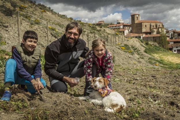 Óscar Santolaya tiene, junto a otra socia, un campo de experimentación para producir quinoa ecológica en San Román de Cameros. 