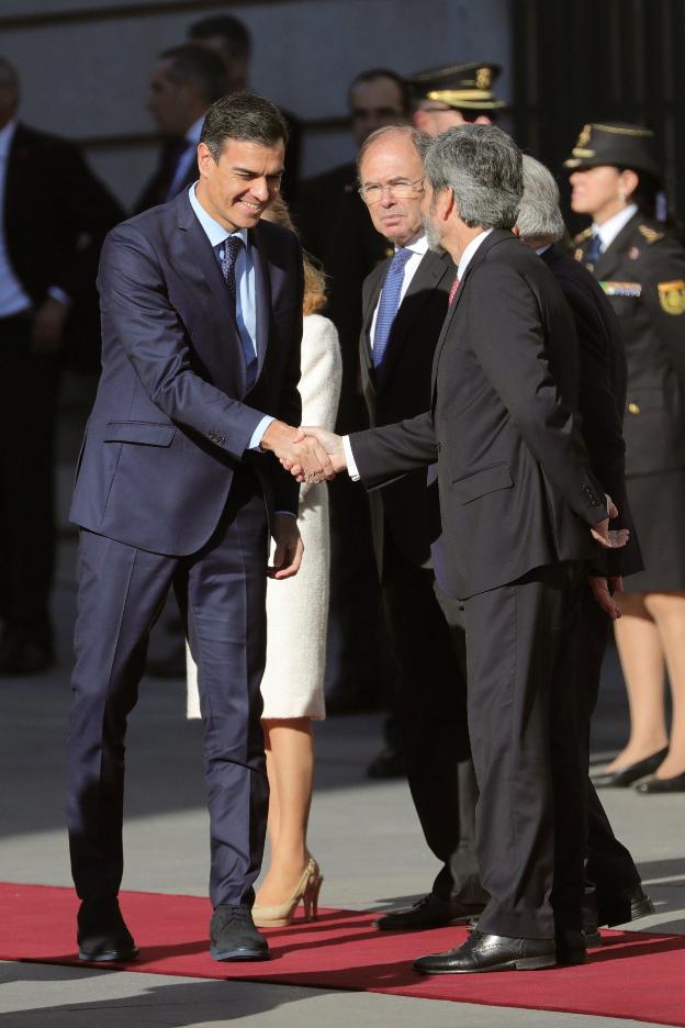 Pedro Sánchez, que fue abucheado a su llegada, saluda al presidente del Supremo, Carlos Lesmes. :: juanjo martín / efe
