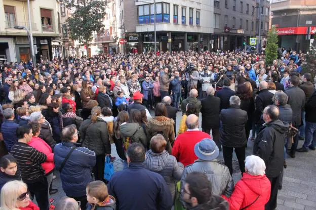 Cientos de vecinos llenaron la Puerta Munillo para mostrar su repulsa a las agresiones. :: E.p.