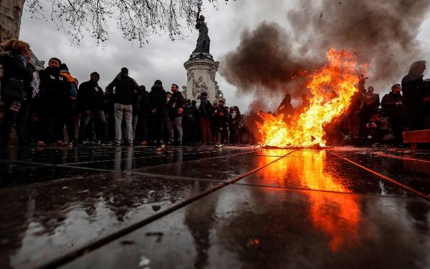 Un contenedor arde en la plaza de la República de la capital francesa durante una manifestación estudiantil . :: Ian Langsdon / efe