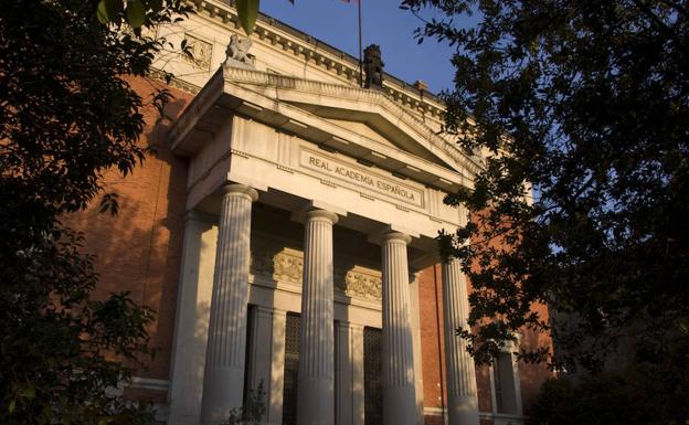 Vsita exterior del edificio de la Real Academia Española.