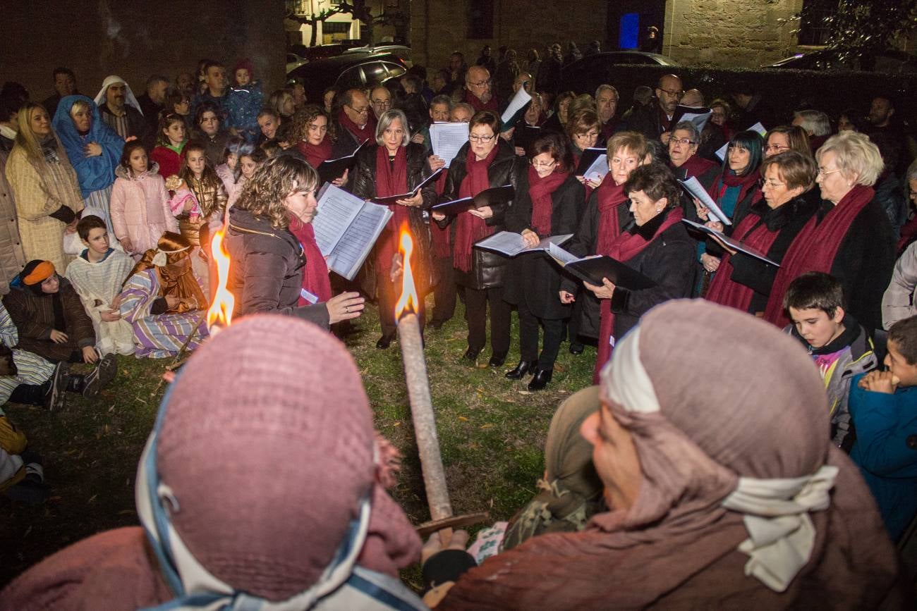 inauguración del árbol de Grañón, hecho con unas 1.600 botellas de vino. Su encendido se ha rodeado de otros actos, como una misa, la representación de un Belén viviente, degustaciones de caldo y patatas asadas y una rifa.