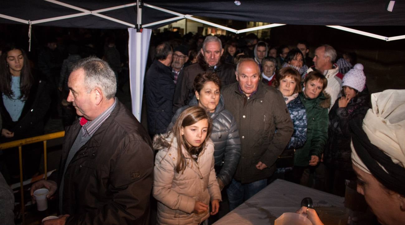 inauguración del árbol de Grañón, hecho con unas 1.600 botellas de vino. Su encendido se ha rodeado de otros actos, como una misa, la representación de un Belén viviente, degustaciones de caldo y patatas asadas y una rifa.