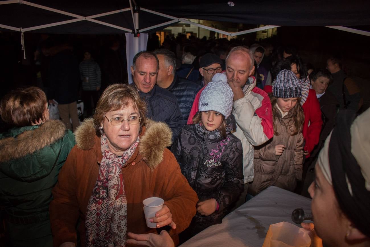 inauguración del árbol de Grañón, hecho con unas 1.600 botellas de vino. Su encendido se ha rodeado de otros actos, como una misa, la representación de un Belén viviente, degustaciones de caldo y patatas asadas y una rifa.