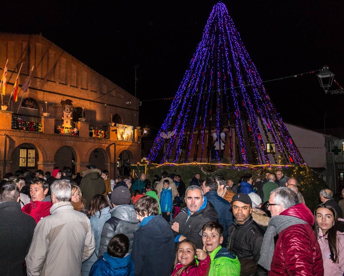 inauguración del árbol de Grañón, hecho con unas 1.600 botellas de vino. Su encendido se ha rodeado de otros actos, como una misa, la representación de un Belén viviente, degustaciones de caldo y patatas asadas y una rifa.